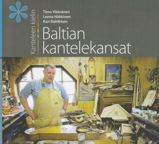Item #2479 Kanteleen kielin : Baltian kantelekansat. Timo Väänänen