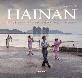 Item #2881 Hainan : Kiinaa kuvaamassa = Introduction Hainan : A Photography Project in China....