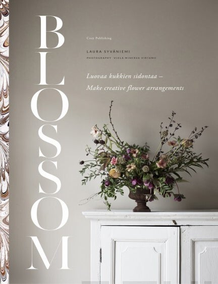 Item #6940 Blossom : luovaa kukkien sidontaa = Make Creative Flower Arrangements. Laura Syv&auml;niemi.